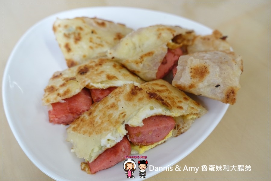 20161020《新竹平價好吃早餐》薯霸早餐x熱量高但薯泥控必點的薯泥蛋餅x熱狗蛋餅x鐵板麵蛋餅︱影片 (13).jpg