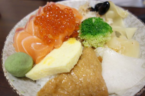 海作壽司屋:海作壽司屋 100元的生魚片丼飯那裡找 又一間C/P值很高的丼飯