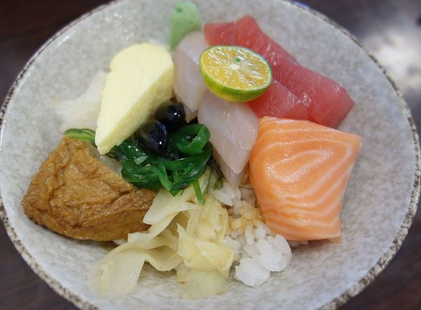 海作壽司屋:海作壽司屋 100元的生魚片丼飯那裡找 又一間C/P值很高的丼飯