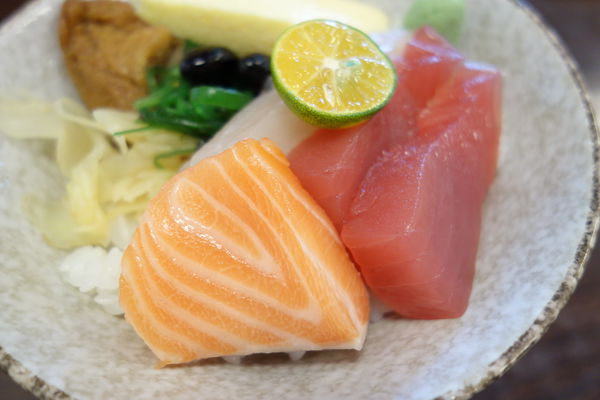 海作壽司屋:海作壽司屋 100元的生魚片丼飯那裡找 又一間C/P值很高的丼飯