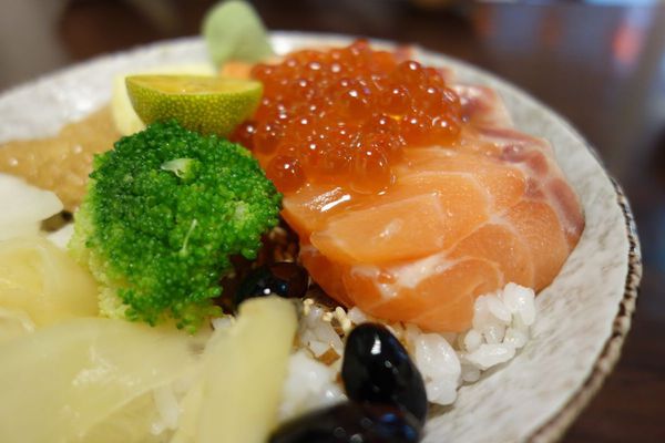 海作壽司屋:海作壽司屋 100元的生魚片丼飯那裡找 又一間C/P值很高的丼飯