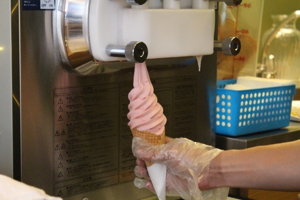 佐鶴堂散步甜食霜淇淋：[台南]冬天就是要吃草莓冰！！散步甜食小確幸 佐鶴堂霜淇淋