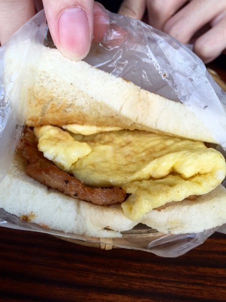 紅記早點(原：紅姐早點)：[台南]五妃街人氣早餐 紅記早點 / 隔壁的五十年陽春麵也是隱藏版喔！！！！