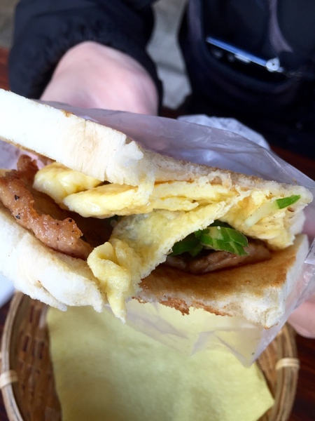 紅記早點(原：紅姐早點)：[台南]五妃街人氣早餐 紅記早點 / 隔壁的五十年陽春麵也是隱藏版喔！！！！