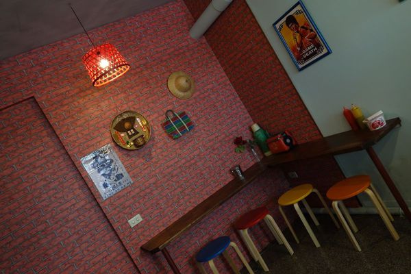 紅姐早點：窩在拍戲佈景裡吃早餐...紅姐早點