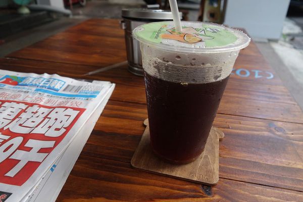 紅姐早點：窩在拍戲佈景裡吃早餐...紅姐早點