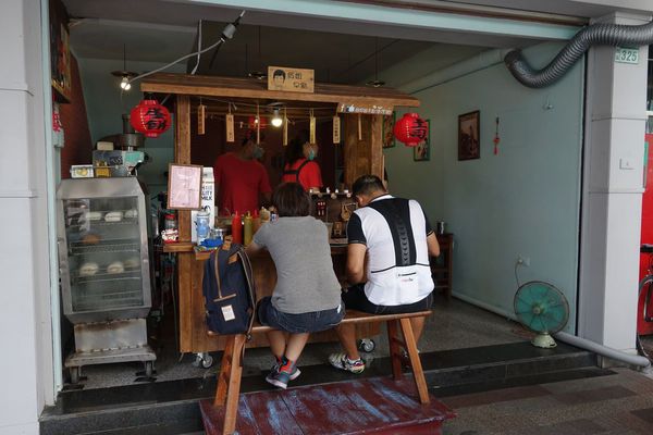 紅姐早點：窩在拍戲佈景裡吃早餐...紅姐早點