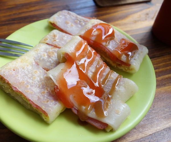 紅姐早點：窩在拍戲佈景裡吃早餐...紅姐早點