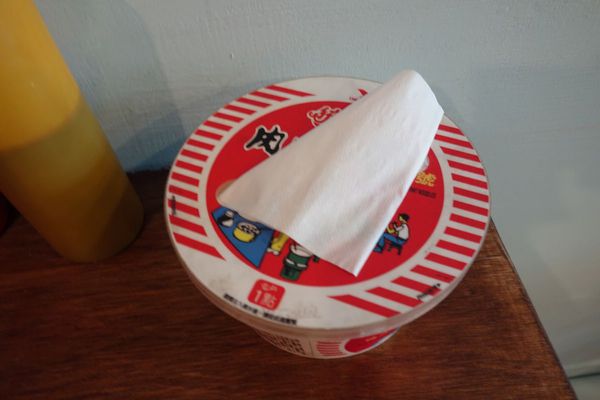 紅姐早點：窩在拍戲佈景裡吃早餐...紅姐早點