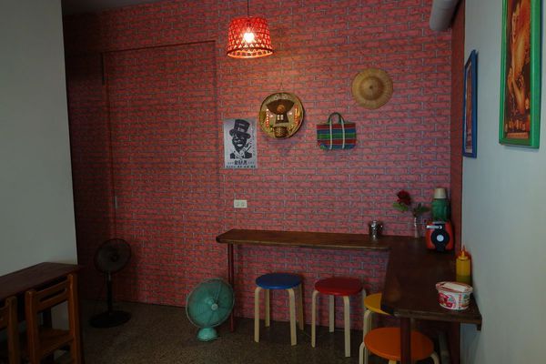 紅姐早點：窩在拍戲佈景裡吃早餐...紅姐早點