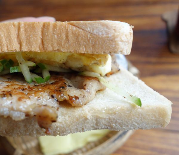 紅姐早點：窩在拍戲佈景裡吃早餐...紅姐早點