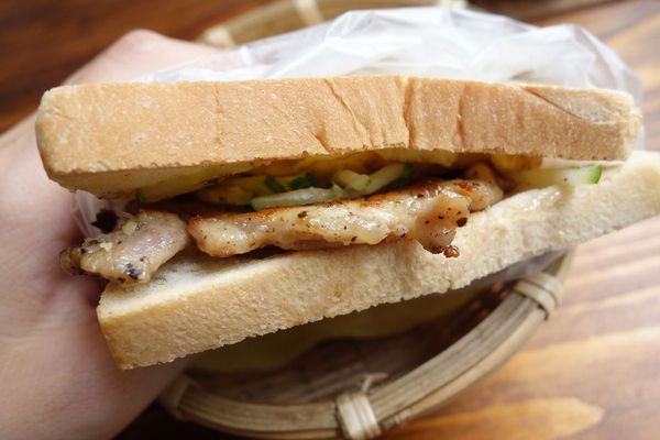 紅姐早點：窩在拍戲佈景裡吃早餐...紅姐早點