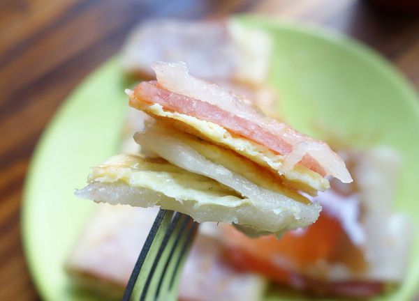 紅姐早點：窩在拍戲佈景裡吃早餐...紅姐早點