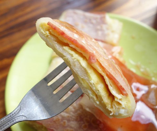 紅姐早點：窩在拍戲佈景裡吃早餐...紅姐早點