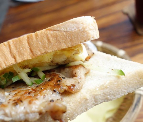 紅姐早點：窩在拍戲佈景裡吃早餐...紅姐早點