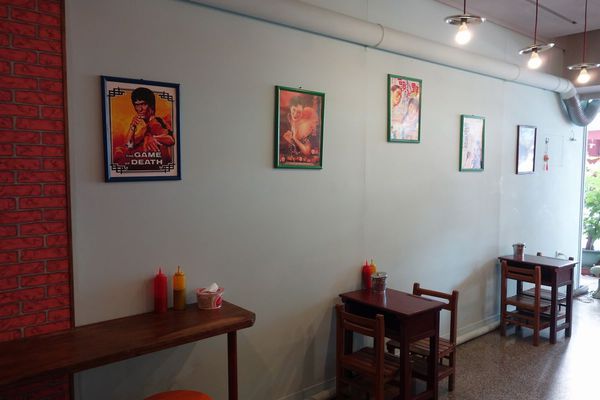 紅姐早點：窩在拍戲佈景裡吃早餐...紅姐早點