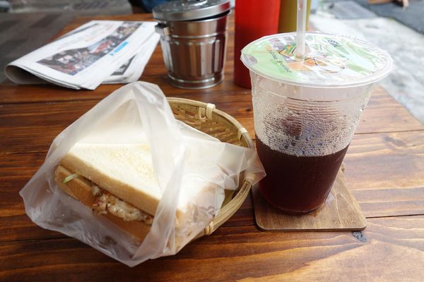 紅姐早點：窩在拍戲佈景裡吃早餐...紅姐早點