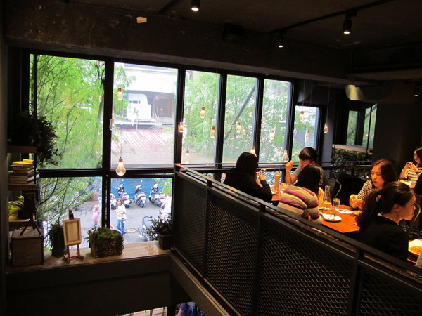 Drip Cafe 好滴(忠孝店)：(胖樺食記)捷運忠孝敦化Drip Café好滴咖啡。人氣排隊名店提供可頌甜甜圈及各種鹹食。