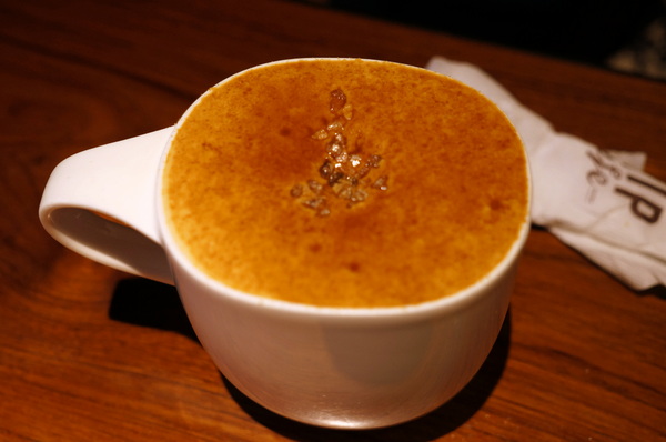 Drip Cafe 好滴(忠孝店)：(胖樺食記)二訪東區人氣店家”Drip Café好滴咖啡”(忠孝店) 。冰球咖啡歐蕾及可拿滋讓人魂牽夢縈。