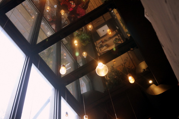 Drip Cafe 好滴(忠孝店)：(胖樺食記)二訪東區人氣店家”Drip Café好滴咖啡”(忠孝店) 。冰球咖啡歐蕾及可拿滋讓人魂牽夢縈。