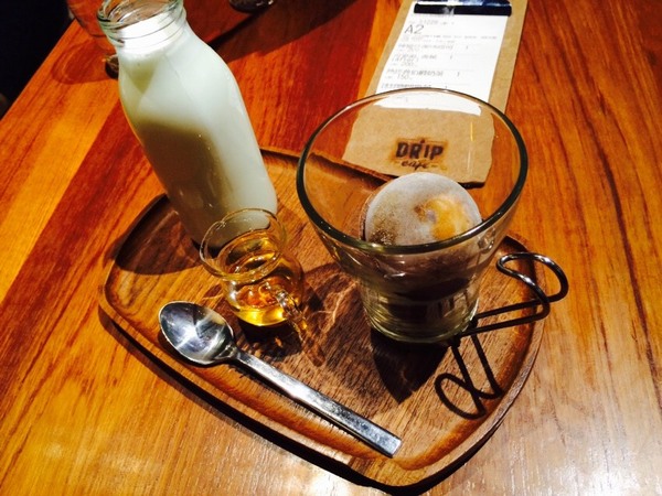 Drip Cafe 好滴(忠孝店)：(胖樺食記)捷運忠孝敦化Drip Café好滴咖啡。人氣排隊名店提供可頌甜甜圈及各種鹹食。