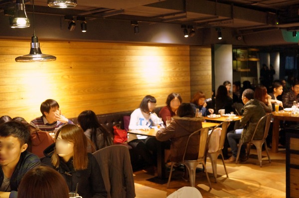 Drip Cafe 好滴(忠孝店)：(胖樺食記)二訪東區人氣店家”Drip Café好滴咖啡”(忠孝店) 。冰球咖啡歐蕾及可拿滋讓人魂牽夢縈。