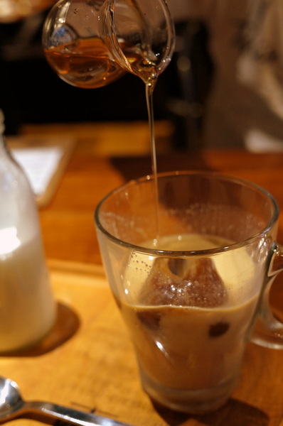 Drip Cafe 好滴(忠孝店)：(胖樺食記)二訪東區人氣店家”Drip Café好滴咖啡”(忠孝店) 。冰球咖啡歐蕾及可拿滋讓人魂牽夢縈。