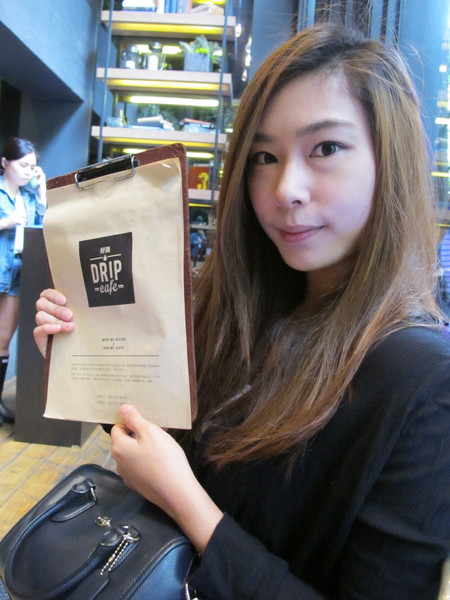 Drip Cafe 好滴(忠孝店)：(胖樺食記)捷運忠孝敦化Drip Café好滴咖啡。人氣排隊名店提供可頌甜甜圈及各種鹹食。