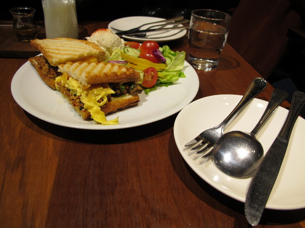 Drip Cafe 好滴(忠孝店)：(胖樺食記)捷運忠孝敦化Drip Café好滴咖啡。人氣排隊名店提供可頌甜甜圈及各種鹹食。