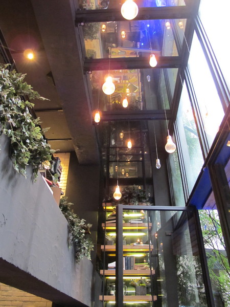 Drip Cafe 好滴(忠孝店)：(胖樺食記)捷運忠孝敦化Drip Café好滴咖啡。人氣排隊名店提供可頌甜甜圈及各種鹹食。