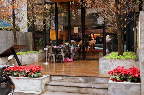 Drip Cafe 好滴(忠孝店)：(胖樺食記)二訪東區人氣店家”Drip Café好滴咖啡”(忠孝店) 。冰球咖啡歐蕾及可拿滋讓人魂牽夢縈。