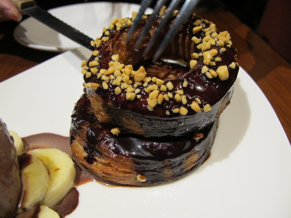 Drip Cafe 好滴(忠孝店)：(胖樺食記)捷運忠孝敦化Drip Café好滴咖啡。人氣排隊名店提供可頌甜甜圈及各種鹹食。