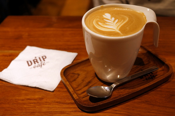 Drip Cafe 好滴(忠孝店)：(胖樺食記)二訪東區人氣店家”Drip Café好滴咖啡”(忠孝店) 。冰球咖啡歐蕾及可拿滋讓人魂牽夢縈。