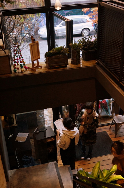 Drip Cafe 好滴(忠孝店)：(胖樺食記)二訪東區人氣店家”Drip Café好滴咖啡”(忠孝店) 。冰球咖啡歐蕾及可拿滋讓人魂牽夢縈。