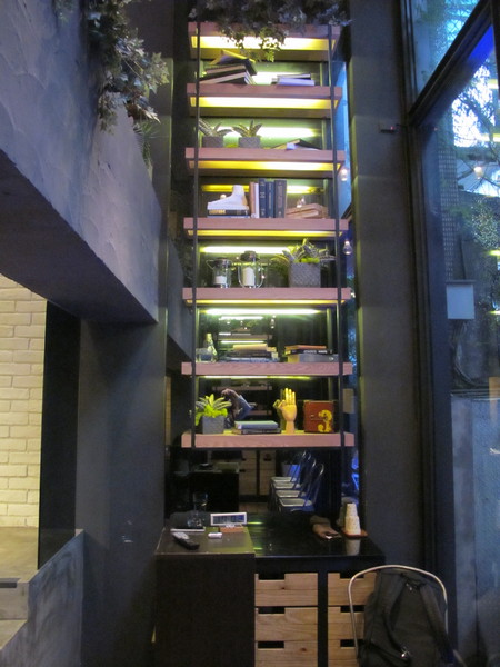 Drip Cafe 好滴(忠孝店)：(胖樺食記)捷運忠孝敦化Drip Café好滴咖啡。人氣排隊名店提供可頌甜甜圈及各種鹹食。