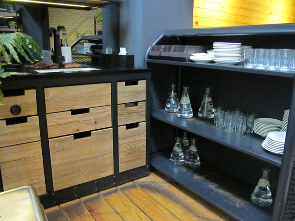 Drip Cafe 好滴(忠孝店)：(胖樺食記)捷運忠孝敦化Drip Café好滴咖啡。人氣排隊名店提供可頌甜甜圈及各種鹹食。