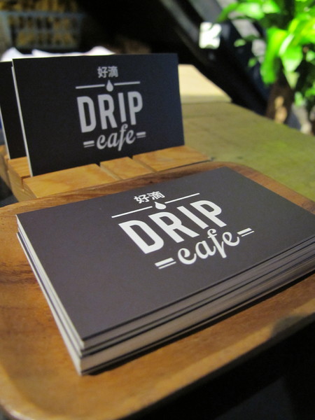 Drip Cafe 好滴(忠孝店)：(胖樺食記)捷運忠孝敦化Drip Café好滴咖啡。人氣排隊名店提供可頌甜甜圈及各種鹹食。