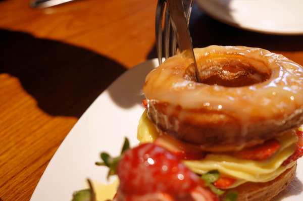 Drip Cafe 好滴(忠孝店)：(胖樺食記)二訪東區人氣店家”Drip Café好滴咖啡”(忠孝店) 。冰球咖啡歐蕾及可拿滋讓人魂牽夢縈。