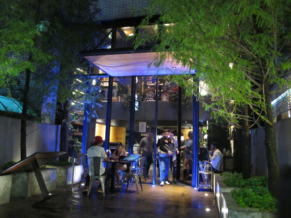 Drip Cafe 好滴(忠孝店)：(胖樺食記)捷運忠孝敦化Drip Café好滴咖啡。人氣排隊名店提供可頌甜甜圈及各種鹹食。