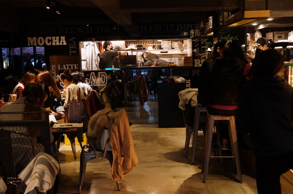 Drip Cafe 好滴(忠孝店)：(胖樺食記)二訪東區人氣店家”Drip Café好滴咖啡”(忠孝店) 。冰球咖啡歐蕾及可拿滋讓人魂牽夢縈。