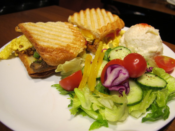 Drip Cafe 好滴(忠孝店)：(胖樺食記)捷運忠孝敦化Drip Café好滴咖啡。人氣排隊名店提供可頌甜甜圈及各種鹹食。