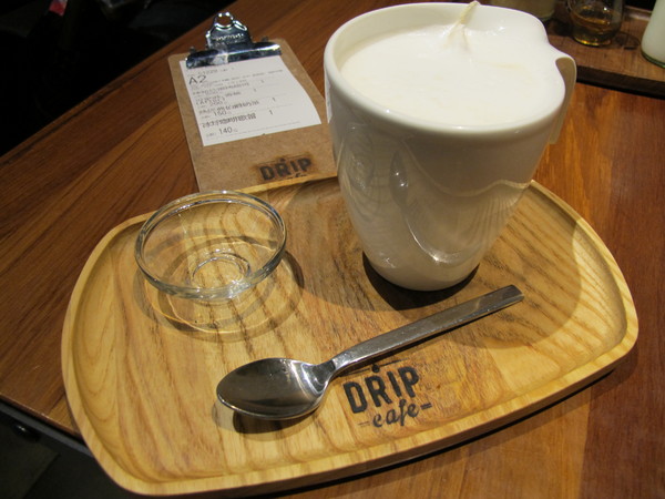 Drip Cafe 好滴(忠孝店)：(胖樺食記)捷運忠孝敦化Drip Café好滴咖啡。人氣排隊名店提供可頌甜甜圈及各種鹹食。