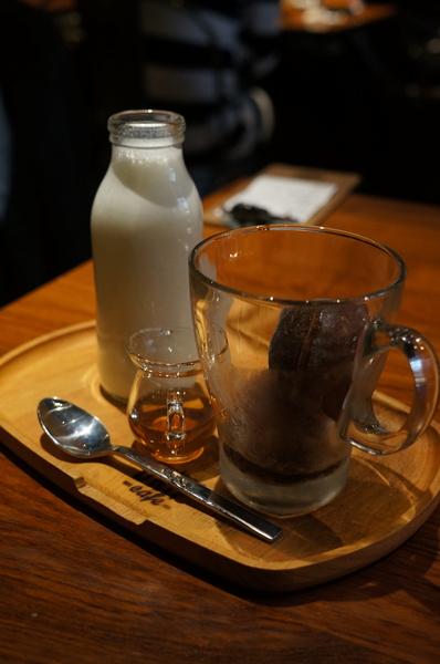 Drip Cafe 好滴(忠孝店)：(胖樺食記)二訪東區人氣店家”Drip Café好滴咖啡”(忠孝店) 。冰球咖啡歐蕾及可拿滋讓人魂牽夢縈。