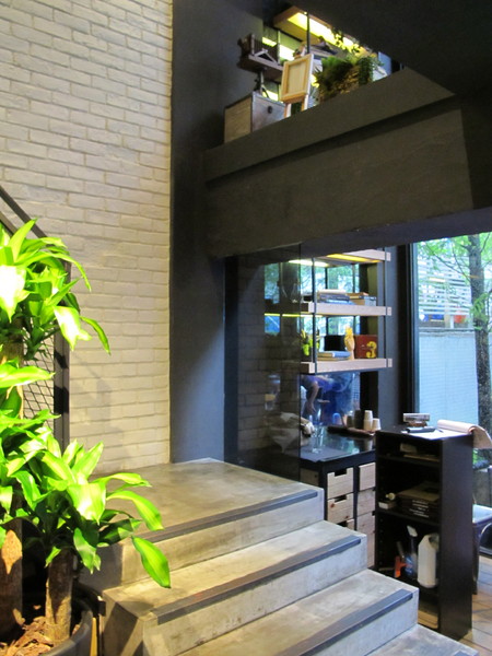 Drip Cafe 好滴(忠孝店)：(胖樺食記)捷運忠孝敦化Drip Café好滴咖啡。人氣排隊名店提供可頌甜甜圈及各種鹹食。