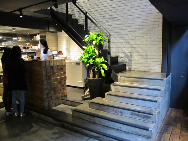 Drip Cafe 好滴(忠孝店)：(胖樺食記)捷運忠孝敦化Drip Café好滴咖啡。人氣排隊名店提供可頌甜甜圈及各種鹹食。