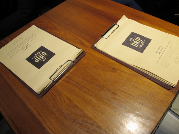 Drip Cafe 好滴(忠孝店)：(胖樺食記)捷運忠孝敦化Drip Café好滴咖啡。人氣排隊名店提供可頌甜甜圈及各種鹹食。