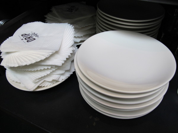 Drip Cafe 好滴(忠孝店)：(胖樺食記)捷運忠孝敦化Drip Café好滴咖啡。人氣排隊名店提供可頌甜甜圈及各種鹹食。