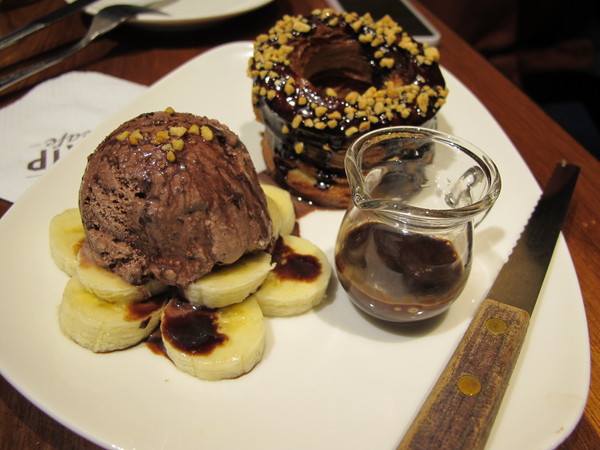 Drip Cafe 好滴(忠孝店)：(胖樺食記)捷運忠孝敦化Drip Café好滴咖啡。人氣排隊名店提供可頌甜甜圈及各種鹹食。