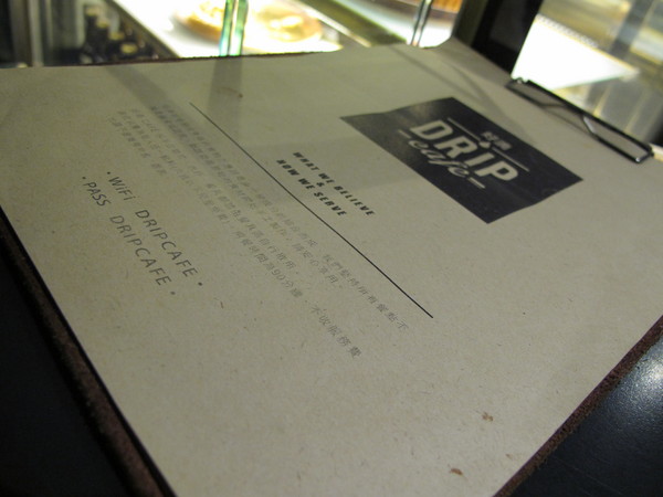 Drip Cafe 好滴(忠孝店)：(胖樺食記)捷運忠孝敦化Drip Café好滴咖啡。人氣排隊名店提供可頌甜甜圈及各種鹹食。