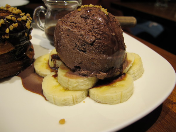 Drip Cafe 好滴(忠孝店)：(胖樺食記)捷運忠孝敦化Drip Café好滴咖啡。人氣排隊名店提供可頌甜甜圈及各種鹹食。